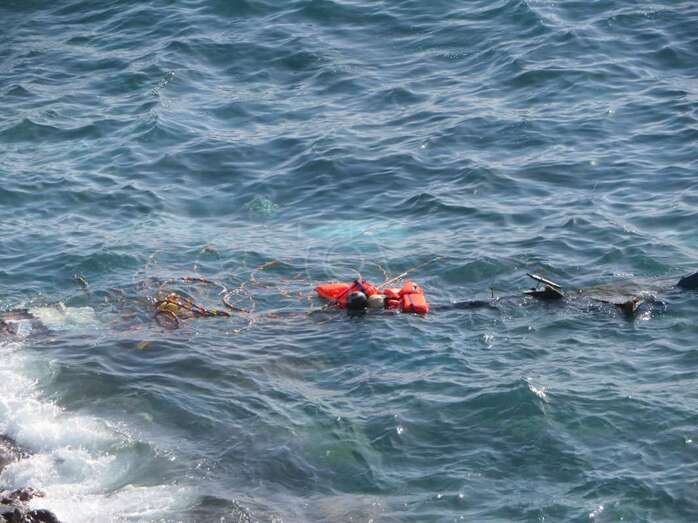 Imagen captada esta mañana de los restos de la embarcación flotando en el lugar donde se hundió/TA.